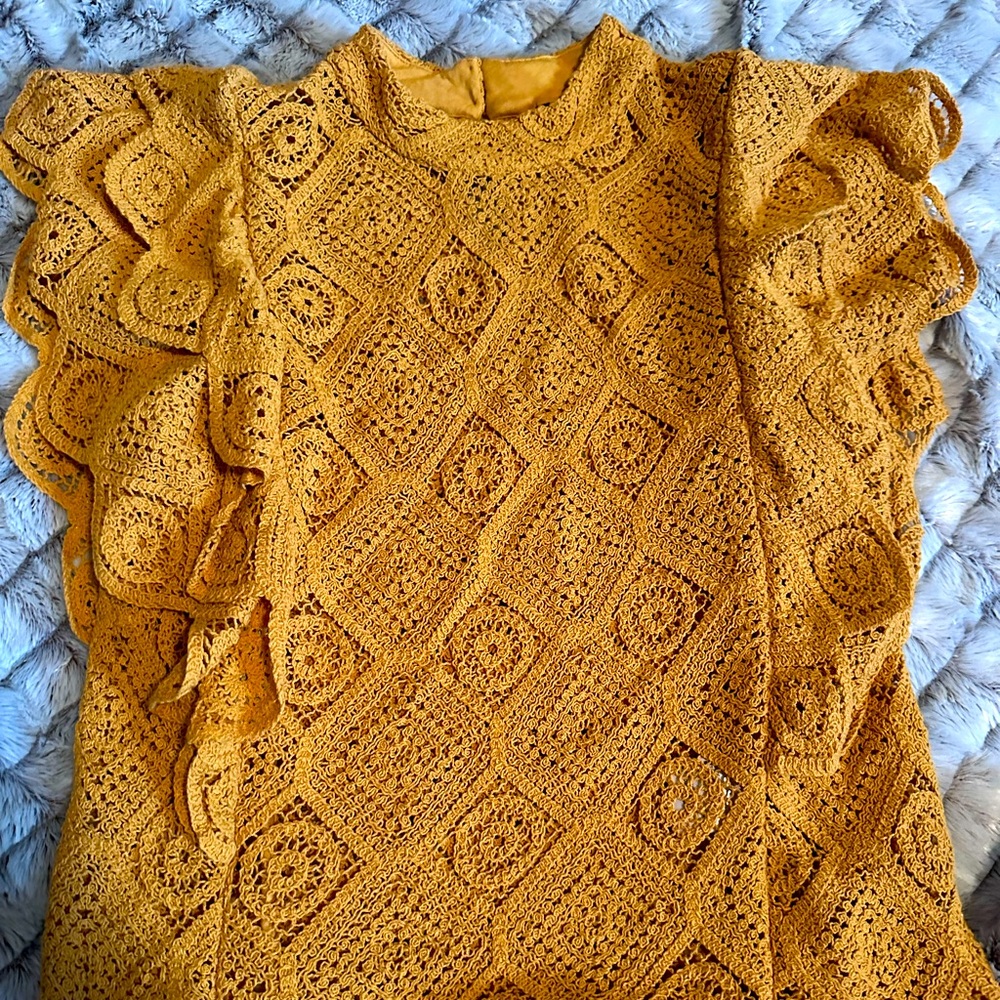 Women’s blouse says XL but fits like a medium